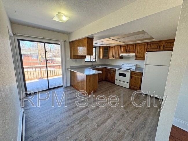 Building Photo - 924 E 5th St