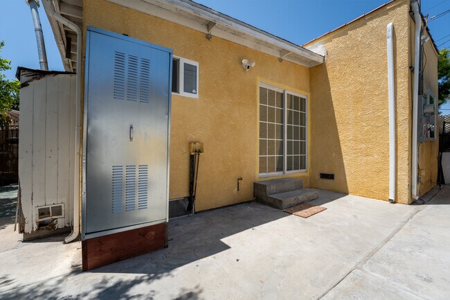 Building Photo - 2218 S Redondo Blvd