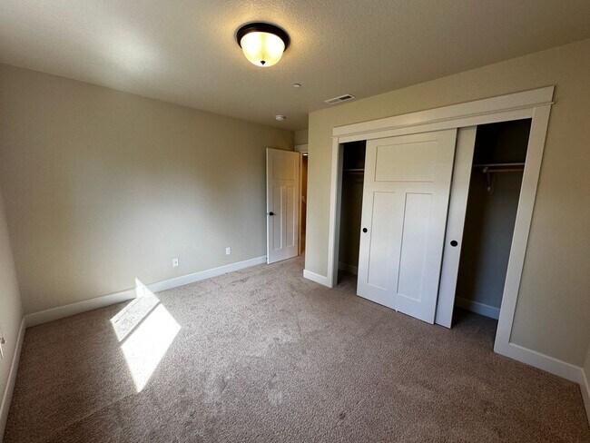 Building Photo - Beautiful 4-Bedroom Home in the Hills of W...