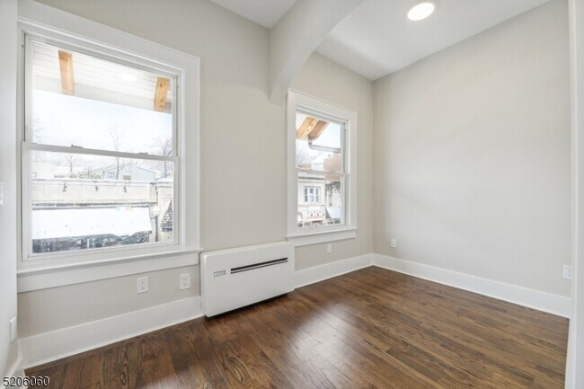 Building Photo - 180 Maplewood Ave