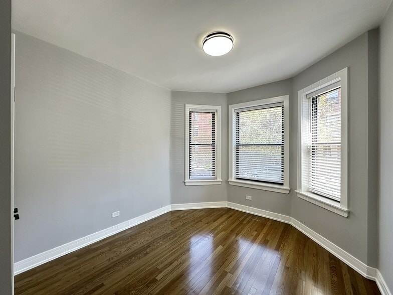 Building Photo - 3840 N Wilton Ave