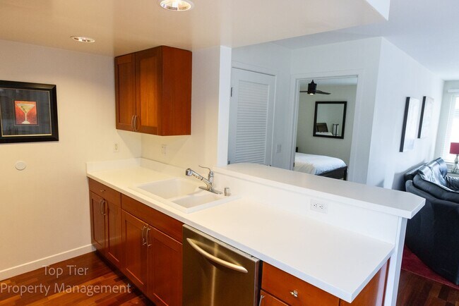 Building Photo - 2-bed, 2-bath 972sqft condo, walking distance to beach in Carlsbad Village, literally one block o...