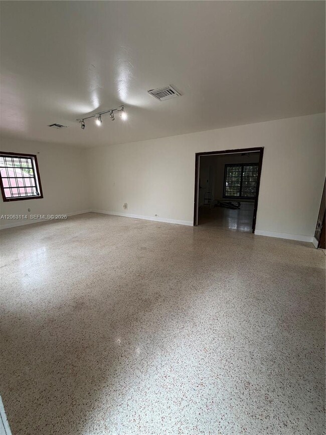 Building Photo - 631 NE 60th St