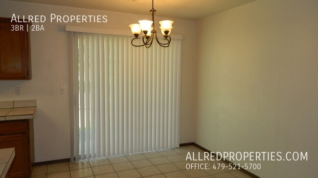 Building Photo - 822 N Daisy Ln