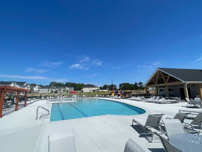 Building Photo - Gorgeous 4 Bedroom 3 Bath Home with Fiber ...