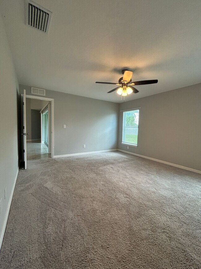 Building Photo - Don't Miss This 4 Bed, 2 Bath Home with Fe...