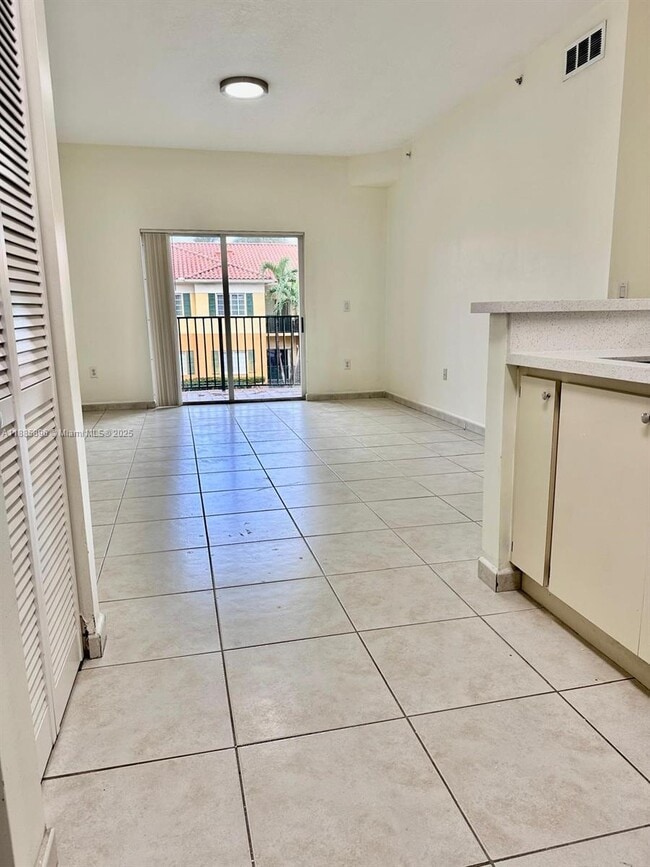 Building Photo - 7280 NW 114th Ave