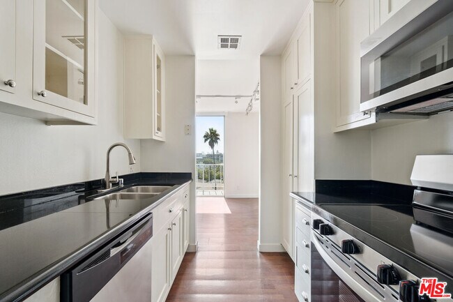Building Photo - 100 S Doheny Dr