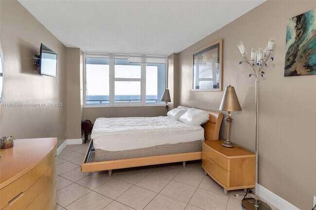 Building Photo - 2030 S Ocean Dr