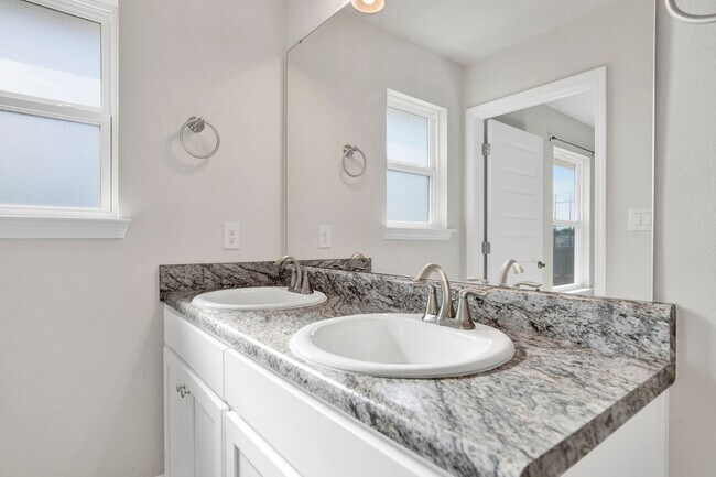 Building Photo - Beautiful 3 Bed 2 Bath Home Centrally Located in Pensacola