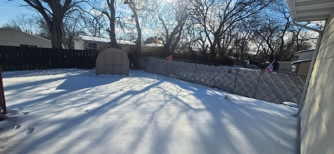 Building Photo - South Shores! 3 bedroom, 1 bath, 2 car garage!