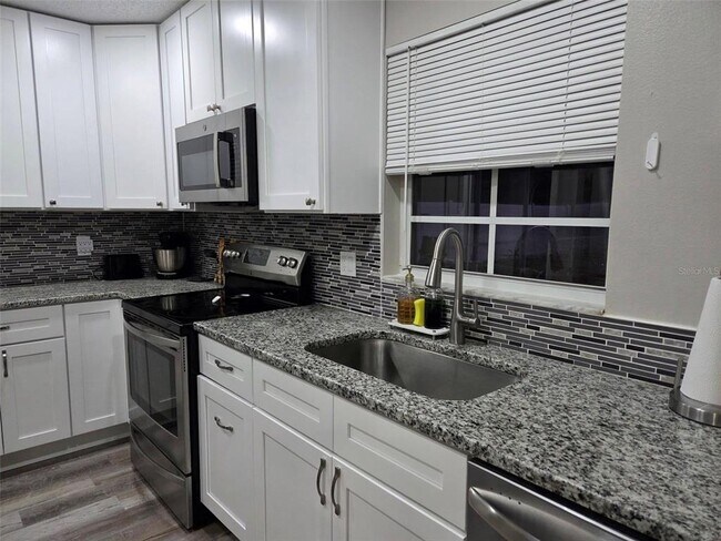 Building Photo - 8024 Candlewoode Dr