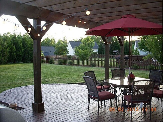 Building Photo - 4 BEDROOMS PLUS BONUS, BEAUTIFUL BACK PATI...