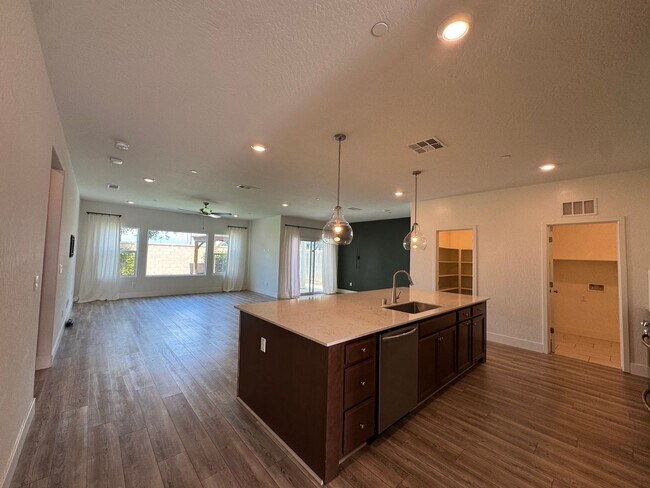 Building Photo - 601 Wishon Ave W