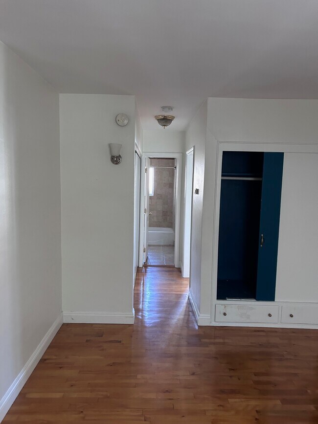 bedroom - 5549 Costello Ave