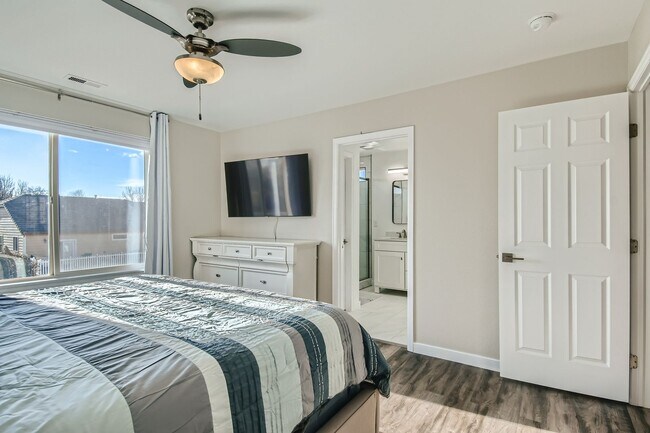 Building Photo - Lovely 3 BDR/3BA Home - 20 Minutes to Denver