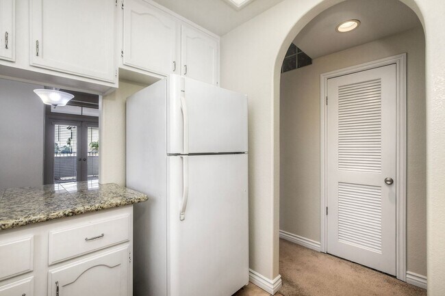 Building Photo - 2Bed/2Bath End Unit in Gated Community~ Ra...