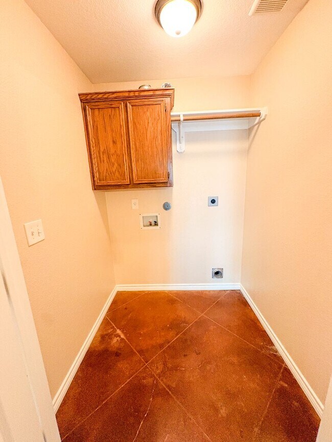 Building Photo - 511 Karey Dr