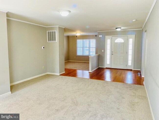 Building Photo - 711 Yorktown Blvd