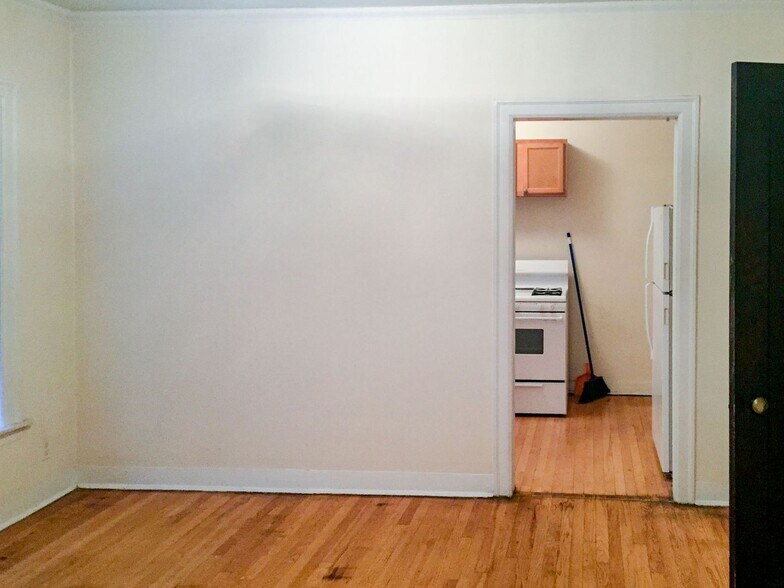 Building Photo - 2008 W Foster Ave