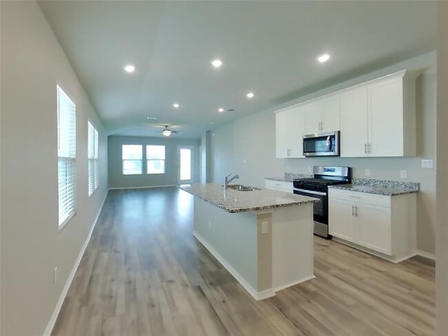 Building Photo - 5132 Saddle Clb Dr