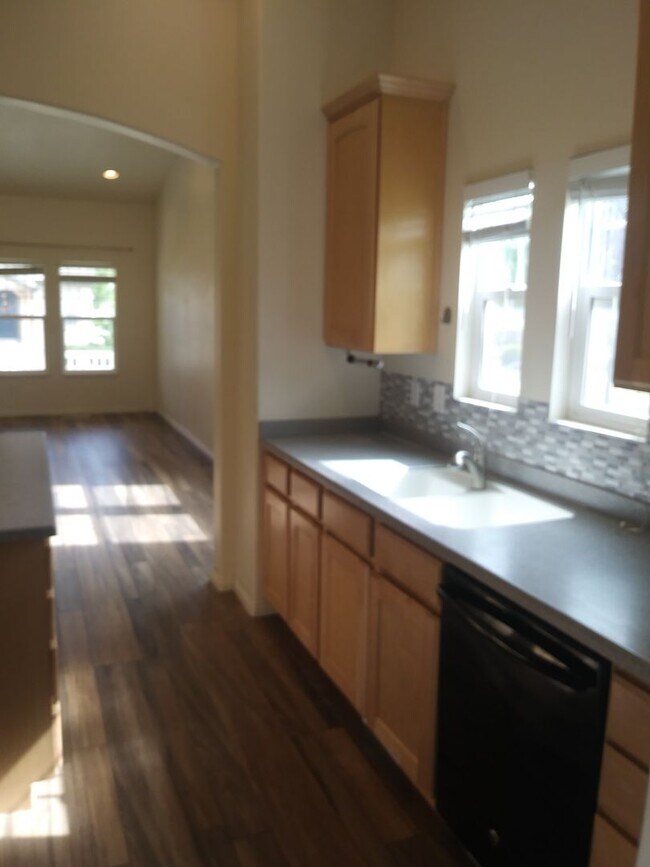Building Photo - Gorgeous 5 Bedroom 3 Bathroom home in Lehi