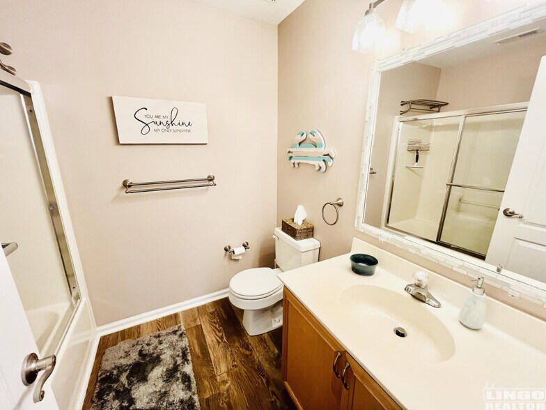 Full Bathroom - 20256 Simonton Ct