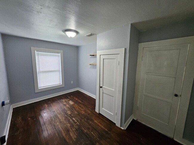 Building Photo - 1046 Miers St
