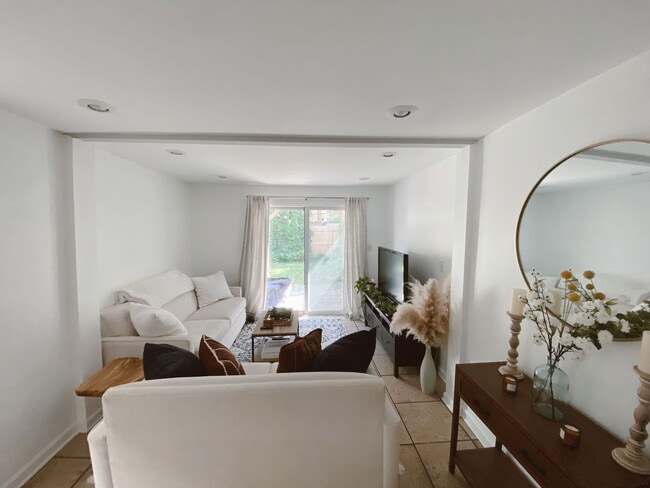 Building Photo - 1528 Bainbridge St