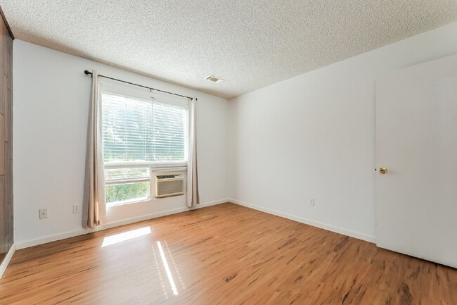 Building Photo - Cozy Garden-Level Condo with Park Views