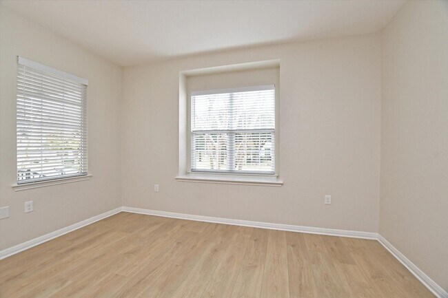 Building Photo - 405 Dawson Trail