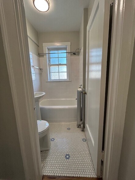 Building Photo - 1601 W Thome Ave