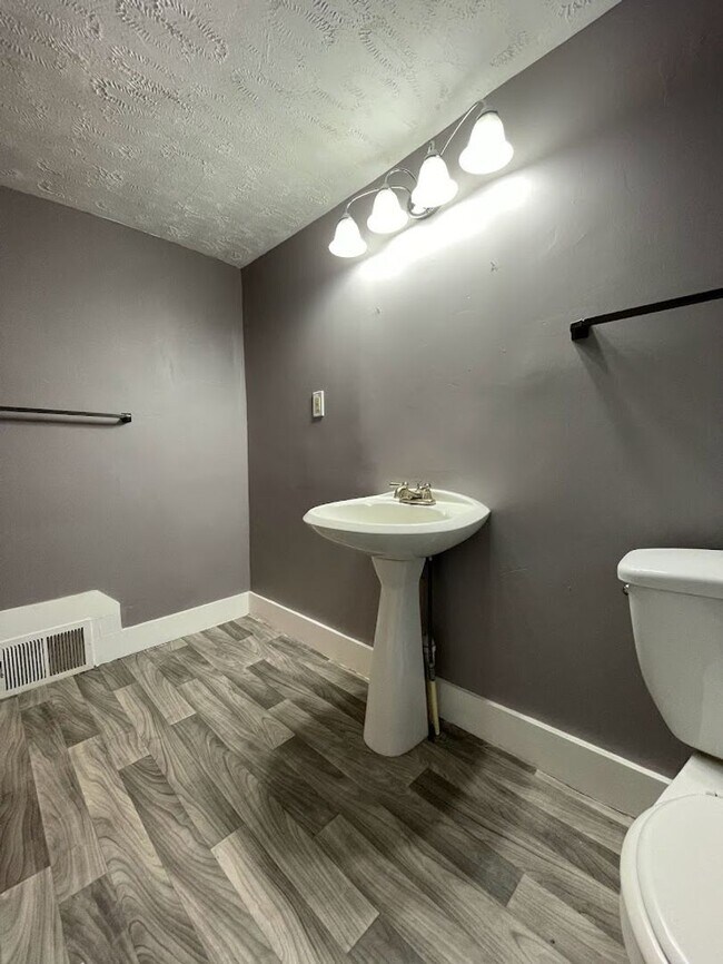 Building Photo - Three bedroom one bathroom home for rent!