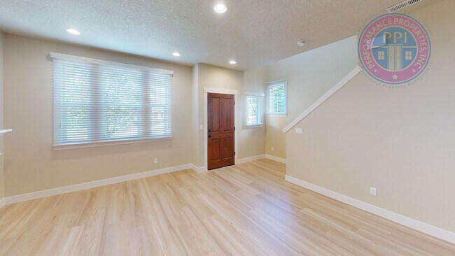 Building Photo - Desirable Bethany Location, Spacious & Sty...