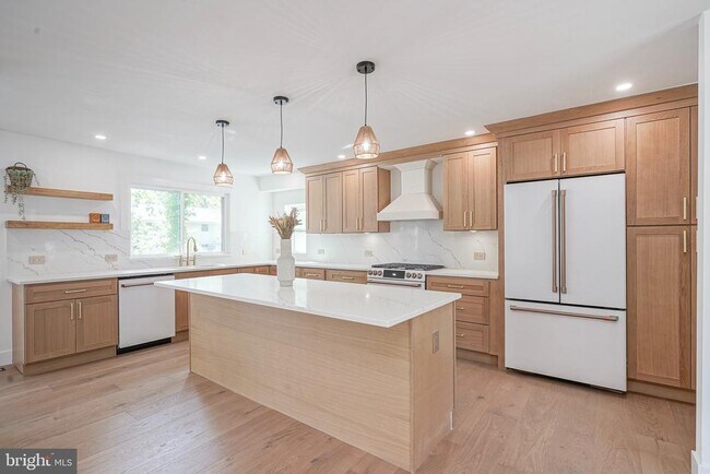 Building Photo - 316 Farmdale Rd