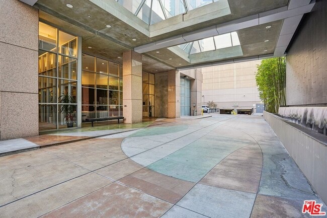 Building Photo - 801 S Grand Ave