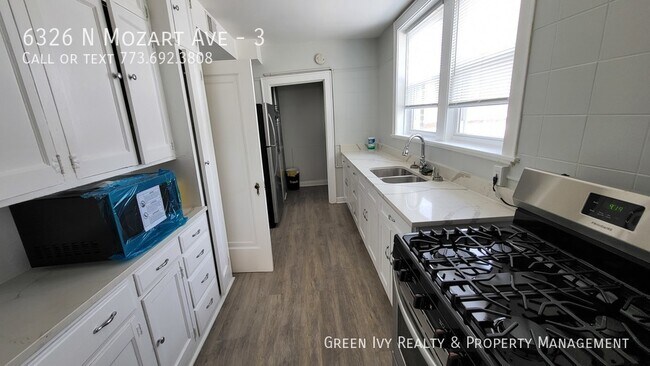 Building Photo - Beautiful 3 Bed in West Ridge