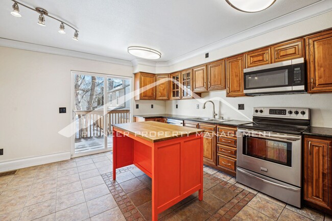 Building Photo - Charming Updated Townhouse with Dual Maste...