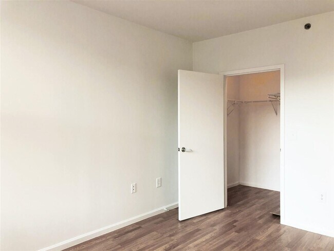 Building Photo - 102 Christopher Columbus Dr