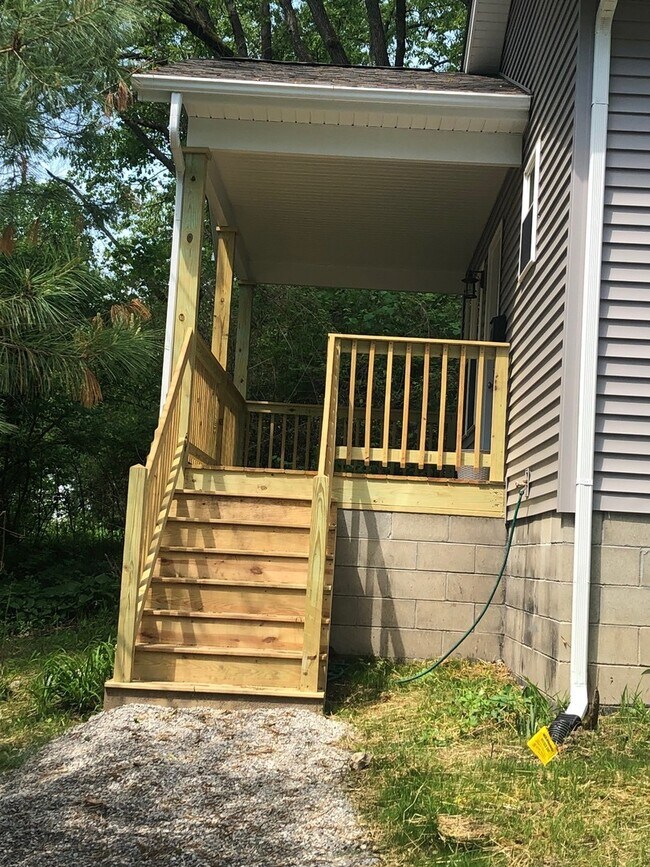 Building Photo - 2 bedroom, 1 bath House: Available August 2025!