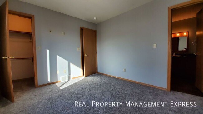 Building Photo - 3 Bed 3 Bath Home with 2 Stall Attached Ga...