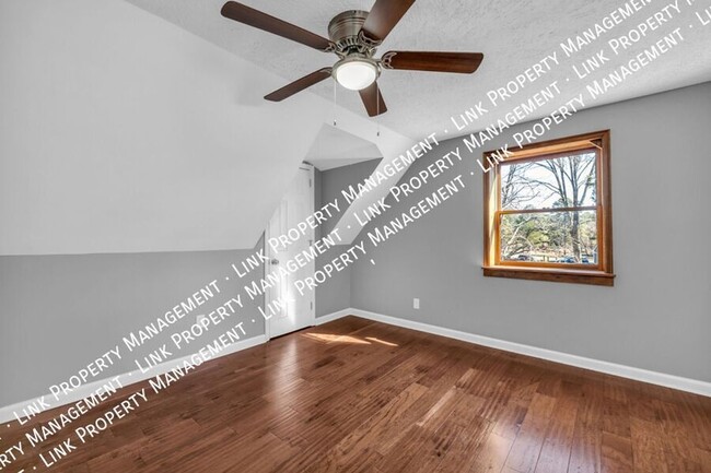 Building Photo - SPECIAL Half off January!  Spacious, Renov...