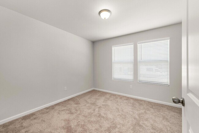 Building Photo - 511 Whispering Creek Ave