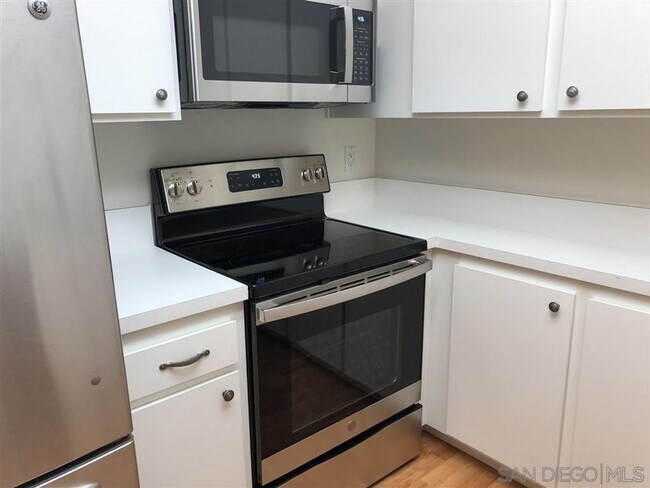 Building Photo - 2 Bed, 1 Bath Upstairs Condo with Private ...