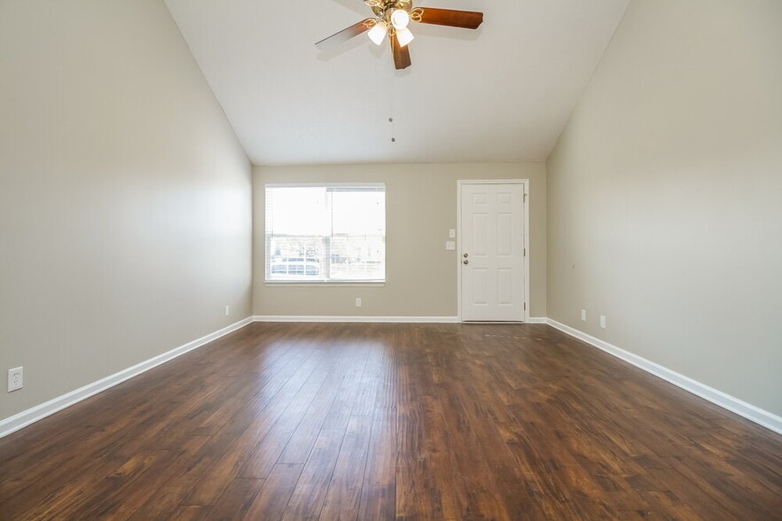 Building Photo - 3048 Roscommon Dr