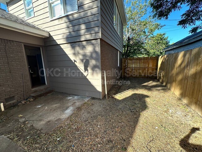 Building Photo - 1715 N Villa Ave