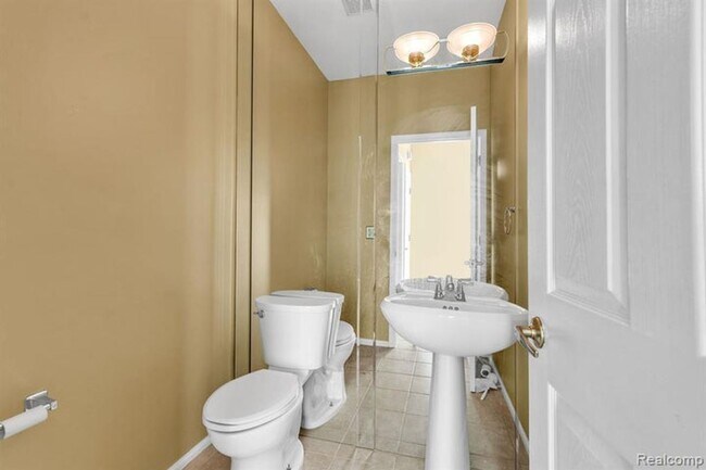 Building Photo - 6573 Poppleton Rd