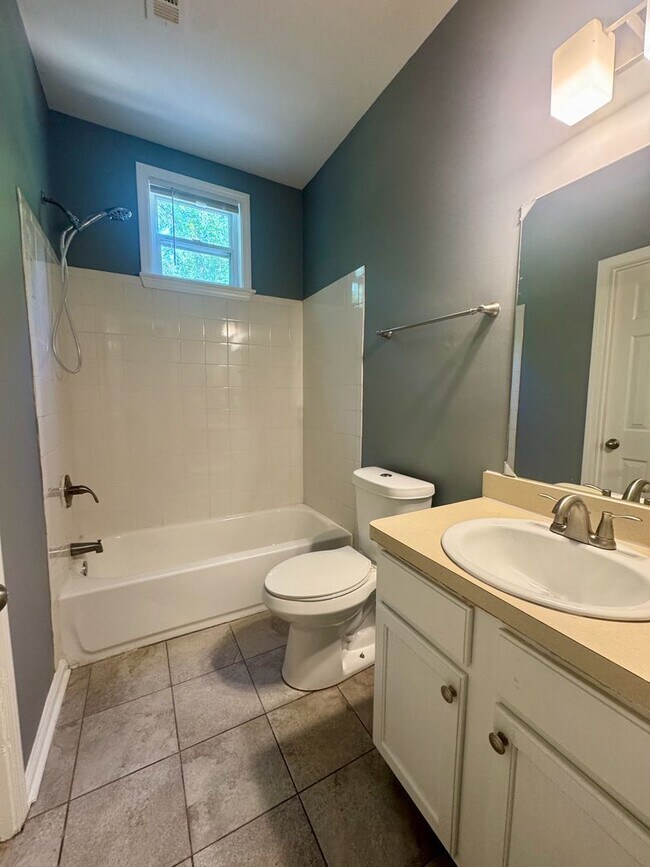 Building Photo - 4bedroom with Master on the Main!