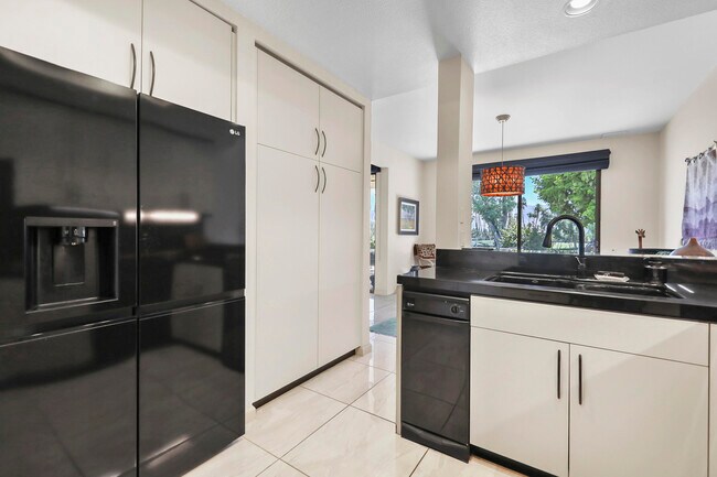 Building Photo - 829 Inverness Dr