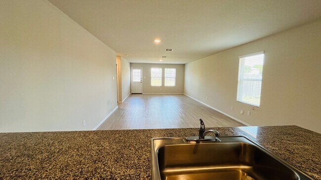 Building Photo - Spacious 4BR w/ Large Backyard – Close to ...